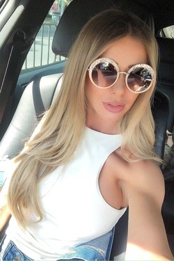 Τοπ σε εκρού με σαγηνευτικό κόψιμο